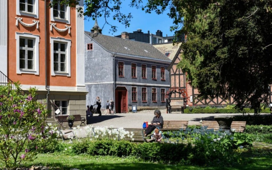 Livet i Thomanderska huset (på engelska)