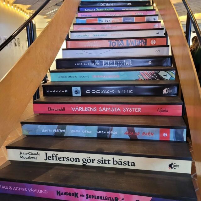 Lund's most photographed staircase can be found in the Stadshallen, where Litteralund is currently underway! Litteralund is Sweden's largest festival for children's and youth literature and runs until April 19. During Litteralund, authors and illustrators gather to give us new reading and visual experiences. The festival week contains programs for different target groups – a program for school students, one for young people from about 13 years of age and up, a public children's and family day and finally a conference. We have borrowed this picture from @goobarforlag Finest staircase! Do you find "Everything that happened before you came"? #litteralund2024 #lundcity #stadshallenlund