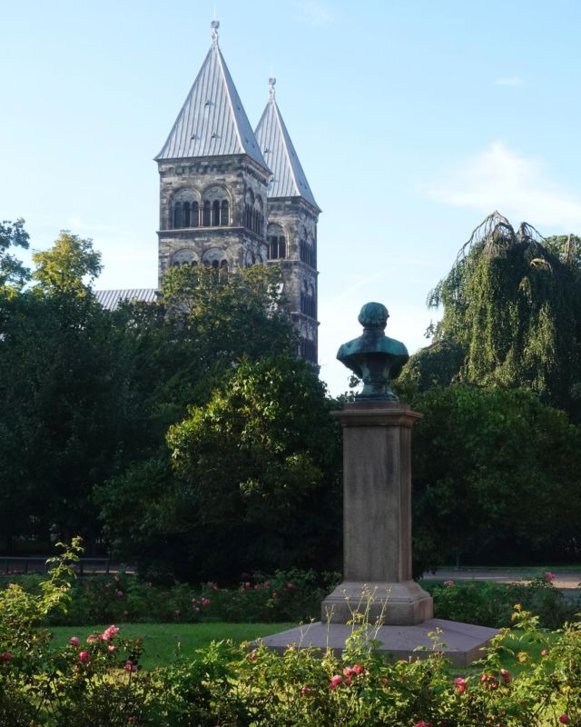 Sensommar i Lundagård med Domkyrkan som i år firar 900-års jubileum! Och det astrologiska uret fyller samtidigt 100 år. En stor del av firandet äger rum nu i september, och programmet finns på Svenska kyrkans hemsida. 

”Lunds domkyrka är Sveriges mest besökta kyrka. Den 900 år gamla Domkyrkan erbjuder sina besökare en unik vandring i tid och rum. Se det fantastiska astronomiska uret som byggdes för 600 år sen eller hälsa på jätten Finn i kryptan. Kyrkan är öppen dagligen och har guidade visningar”, står det att läsa på deras hemsida. 

📸 @frida.rundberg 

@lundsdomkyrka @svenskakyrkan #lund #lundcity #lundsdomkyrka #lundagård #visitlund