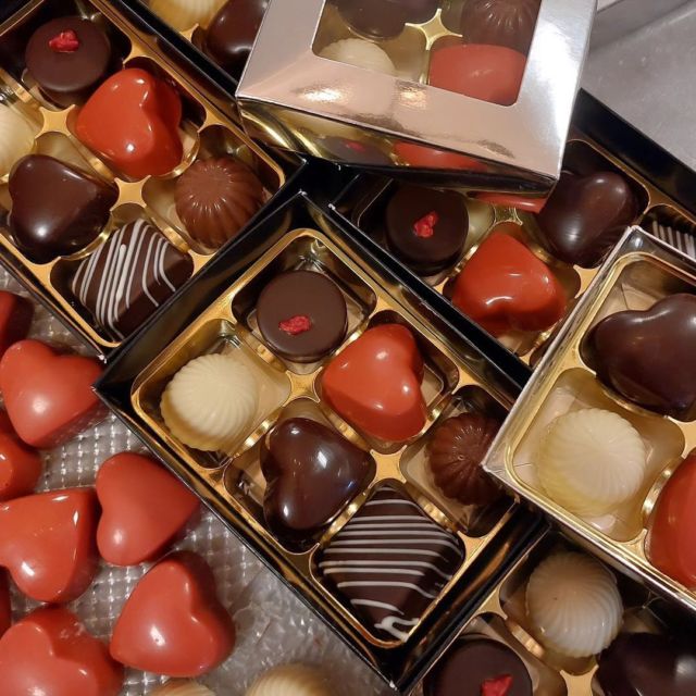 @chocolaterie_hovby_no_9 Nästa vecka är det alla hjärtans dag 🤎❤🤍 Fredag börjar vi sälja vår ❤-ask som finns i två storlekar. Vi ses! 
#valentines #chocolate #chocolovers #chocolatier #lovelund #cafè #allahjärtansdag #lundcity #darkchocolate #chocolatebox #choklad #chokladask #love