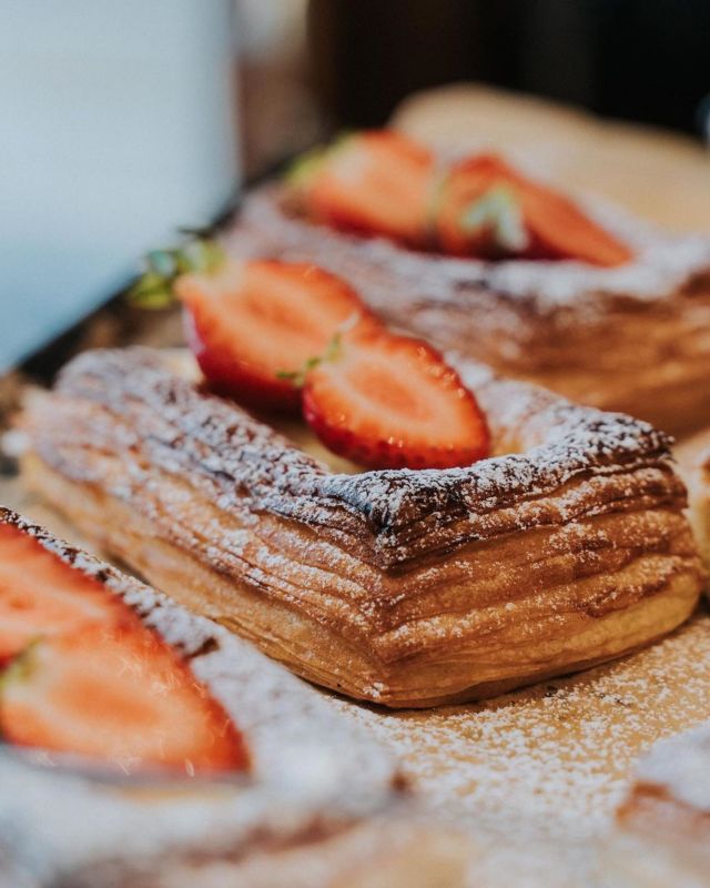 @broderjakobs
・・・
Om en liten stund har ni helt nybakade wienerbröd med jordgubbar på🍓🍓
Ha en underbar fredag fina ni🥰
…
#jordbubbar #wienerbröd #stenugnsbakat #broderjakobs #systerjakobs #stenugnsbageri #visitlund #visitsweden #whiteguide #lund #lundcity 
@lund.city