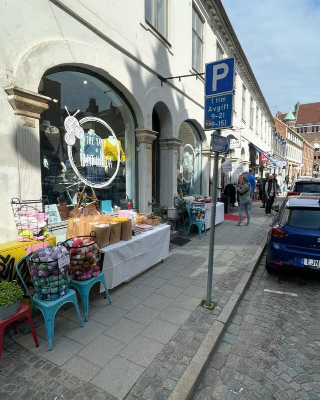 At Stora Gråbrödersgatan 13, Tant Hulda, Lek & Sak and Butik Noun 1906 are holding a street party today with great offers and sales along the sidewalk! ☀️ @butiknoun1906 @lekochsak @tanthuldailund