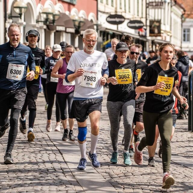 On Saturday 4 May, the Lundaloppet starts, with over 7000 registered runners. Lund City Samverkan, in collaboration with Lundaloppet, invites you to a FASHION SHOW in the city centre. At 12-13 a fashion show is held in the form of a parade that shows spring fashion and is accompanied by the samba orchestra Samband. The parade goes from Mårtenstorget via Skomakaregatan and Lilla Fiskaregatan to Bantorget. Look out for Goodie Bags and promotions! We borrowed the picture from @lundaloppet 😊 🏃‍♂️ 🏃🏾‍♀️ 🏃 #lundcity #visitlund #lundaloppet